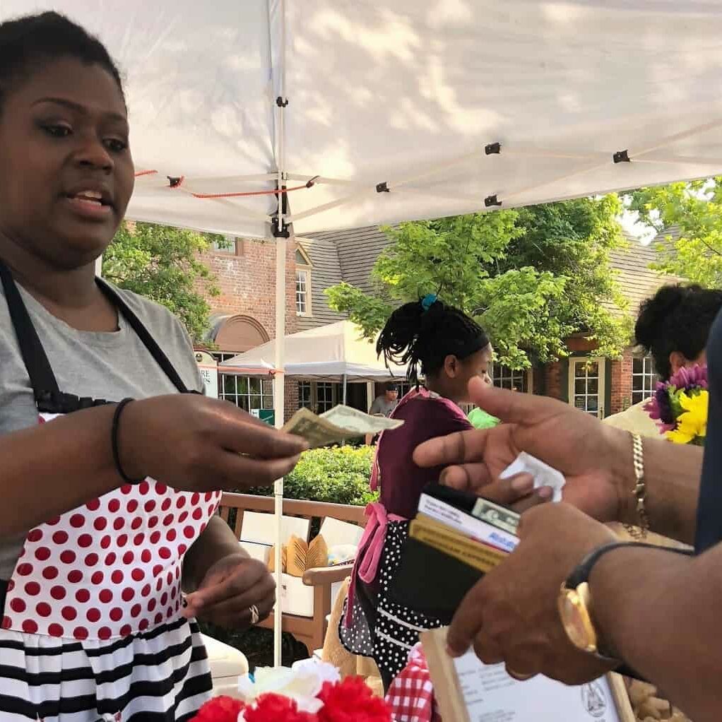 african-american-woman-in-her-business-while-a-costumer-is-paying-for-his-purchase-business-woman_t20_KydZb0